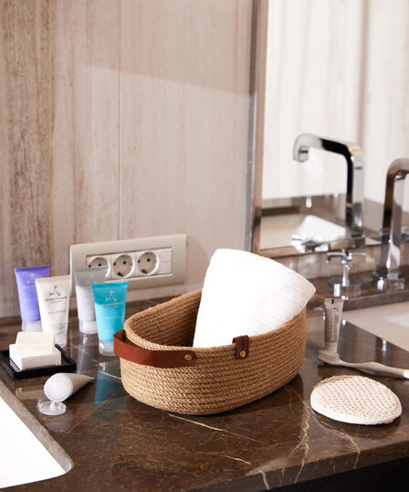 LEATHER HANDLE BASKET 16X29X10 cm wicker